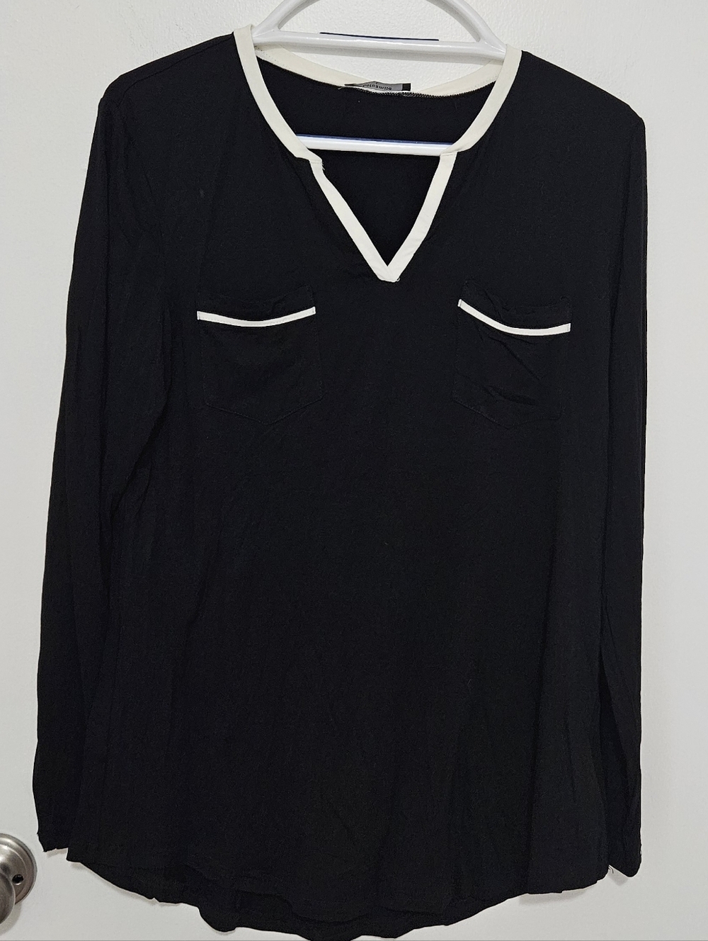 Lotusmile Women's Black Long‎ Sleeve V-Neck Top with White Trim Size Large